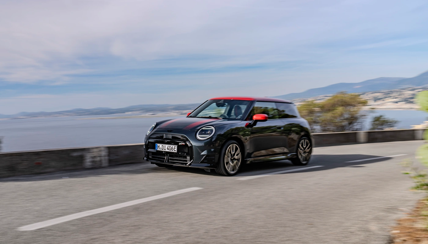 Mini Cooper John Cooper Works E - Contexto Entorno Real Contexto Conduciendo Exterior Frontal Izquierda