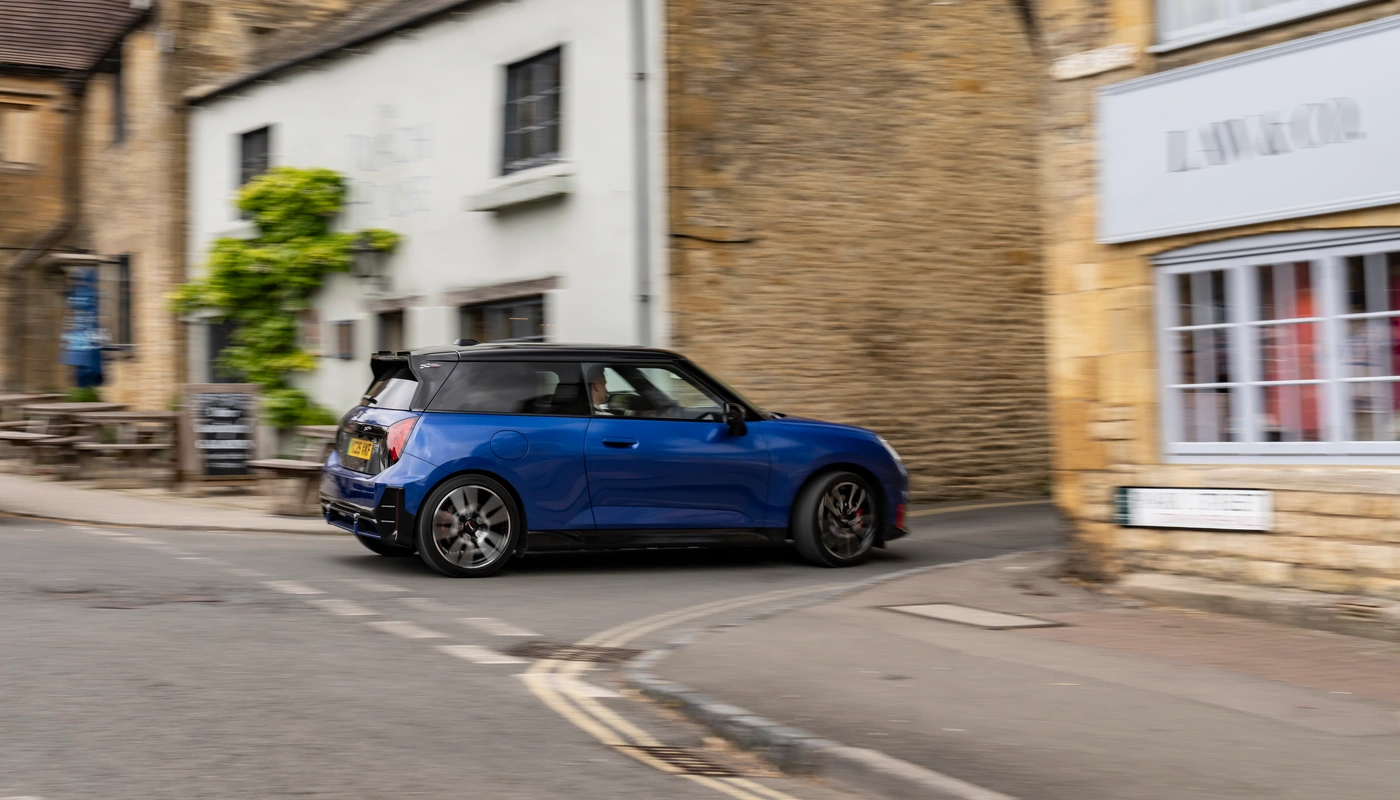 Mini Cooper John Cooper Works E - Contexto Entorno Real Contexto Conduciendo Exterior Lateral Derecha