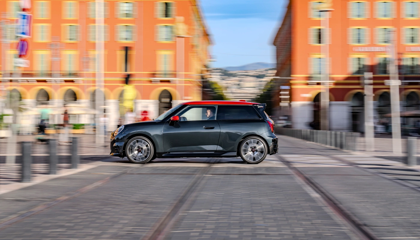 Mini Cooper John Cooper Works E - Contexto Entorno Real Contexto Conduciendo Exterior Lateral Izquierda