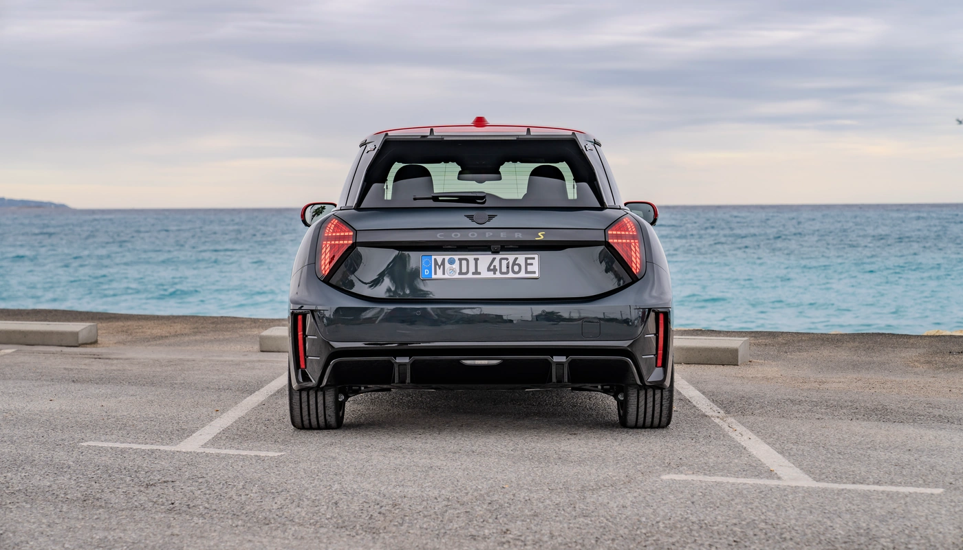 Mini Cooper John Cooper Works E - Contexto Entorno Real Contexto Conduciendo Exterior Trasera