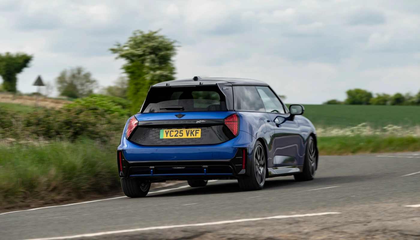 Mini Cooper John Cooper Works E - Contexto Entorno Real Contexto Conduciendo Exterior Trasera Exterior Trasera Izquierda