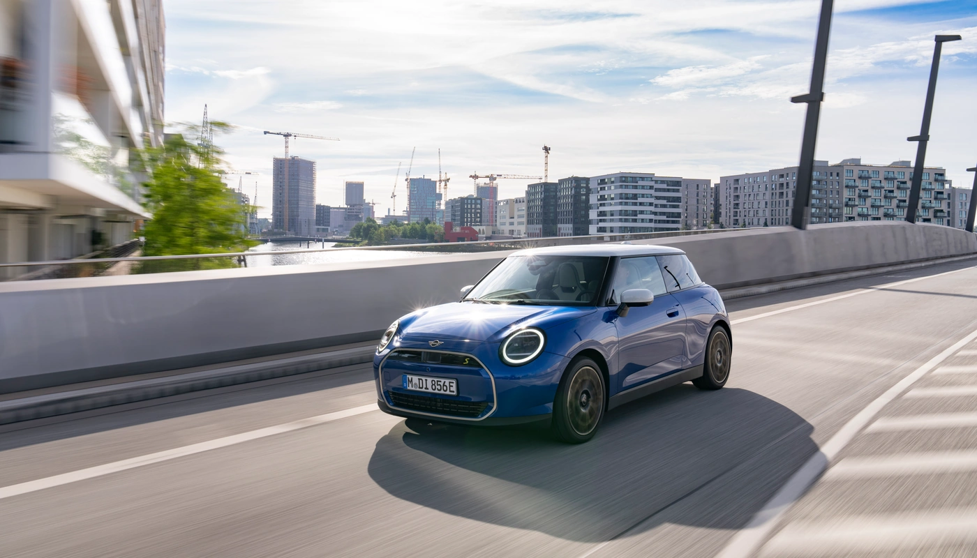 Mini Cooper Se - Contexto Entorno Real Contexto Conduciendo Exterior Frontal Izquierda