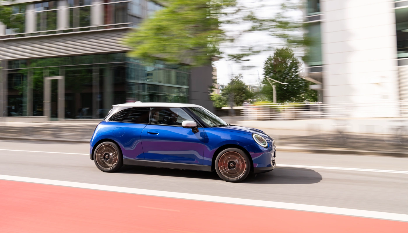 Mini Cooper Se - Contexto Entorno Real Contexto Conduciendo Exterior Lateral Derecha