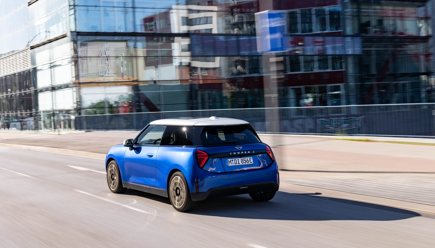 Mini Cooper Se - Contexto Entorno Real Contexto Conduciendo Exterior Trasera Derecha Exterior Lateral Izquierda