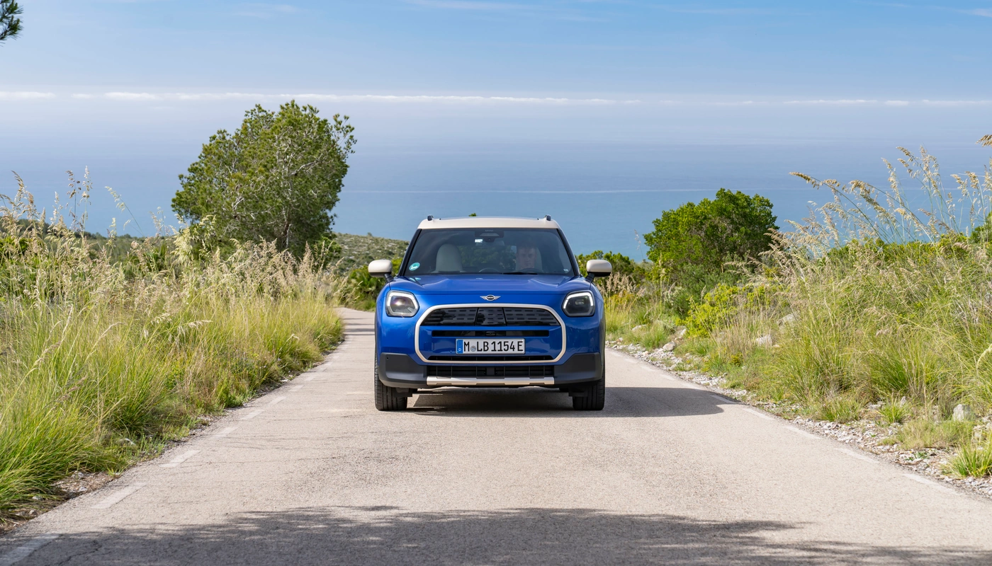 Mini Countryman E - Contexto Entorno Real Contexto Conduciendo Exterior Frontal