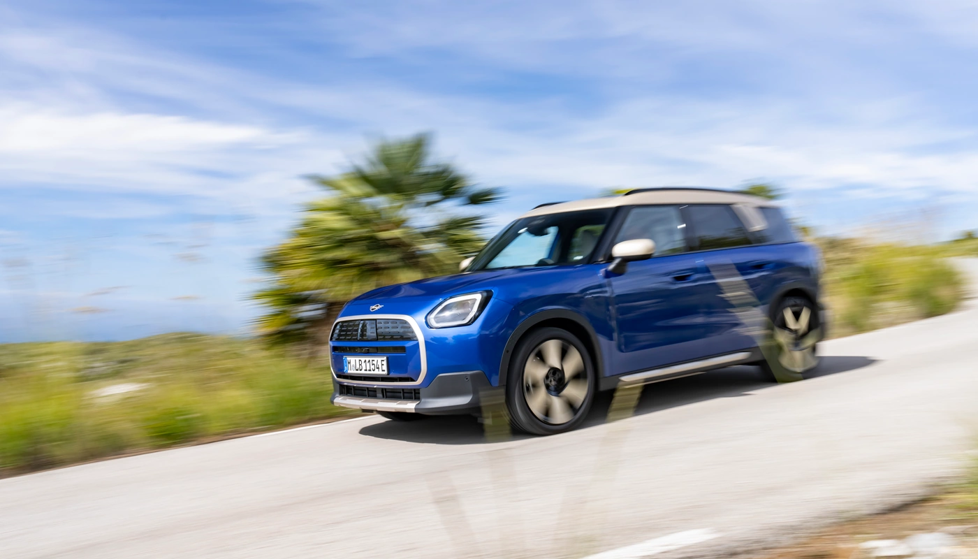 Mini Countryman E - Contexto Entorno Real Contexto Conduciendo Exterior Lateral Izquierda