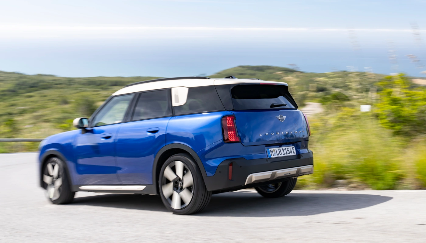 Mini Countryman E - Contexto Entorno Real Contexto Conduciendo Exterior Trasera Derecha Exterior Lateral Izquierda