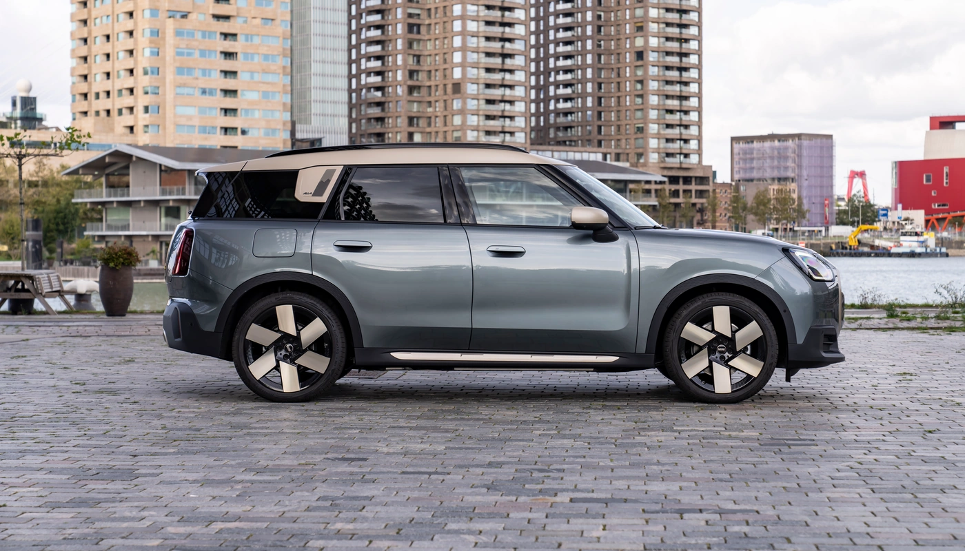Mini Countryman Se All4 - Contexto Entorno Real Contexto Aparcado Exterior Lateral Derecha