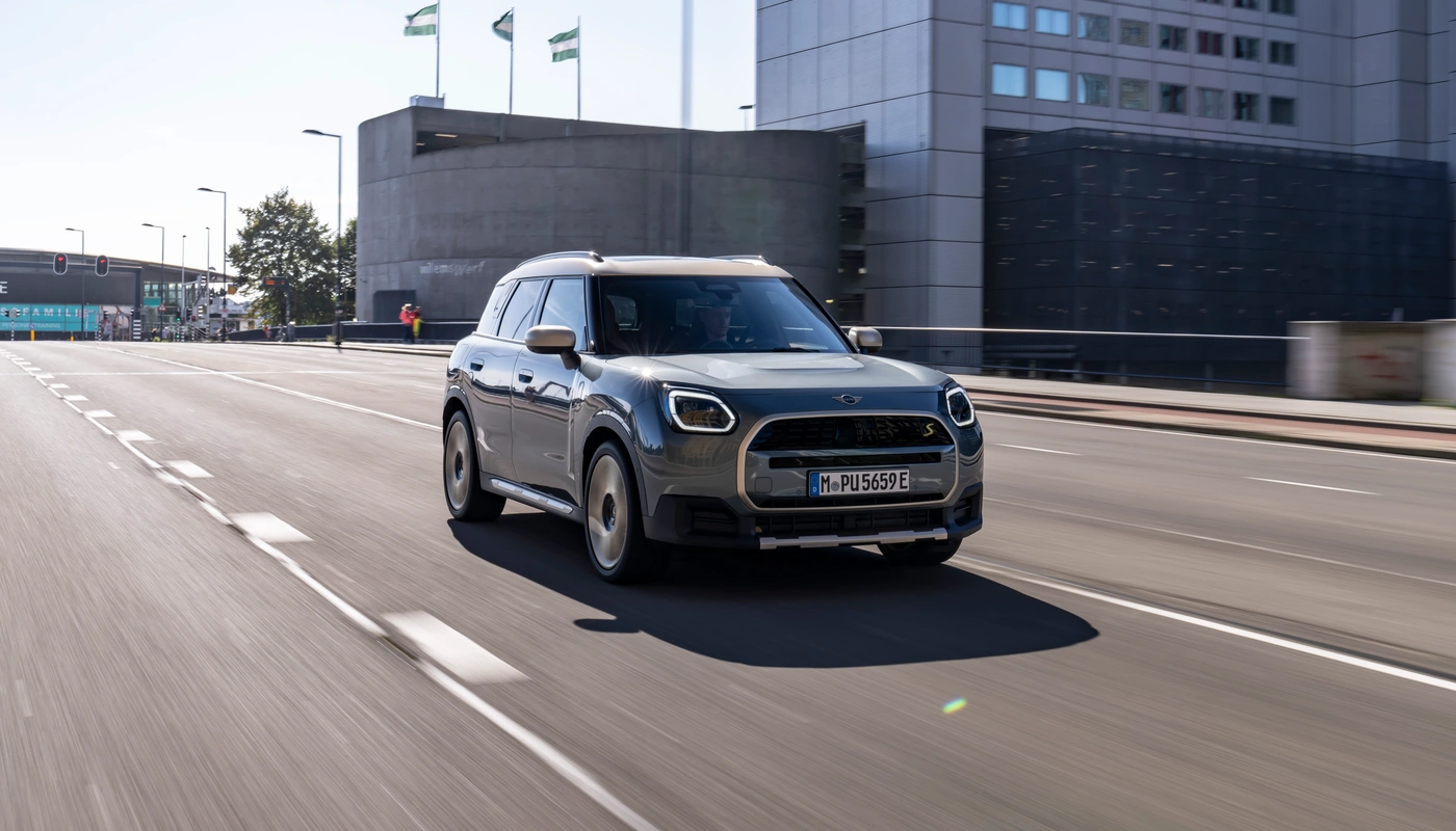 Mini Countryman Se All4 - Contexto Entorno Real Contexto Conduciendo Exterior Frontal Derecha