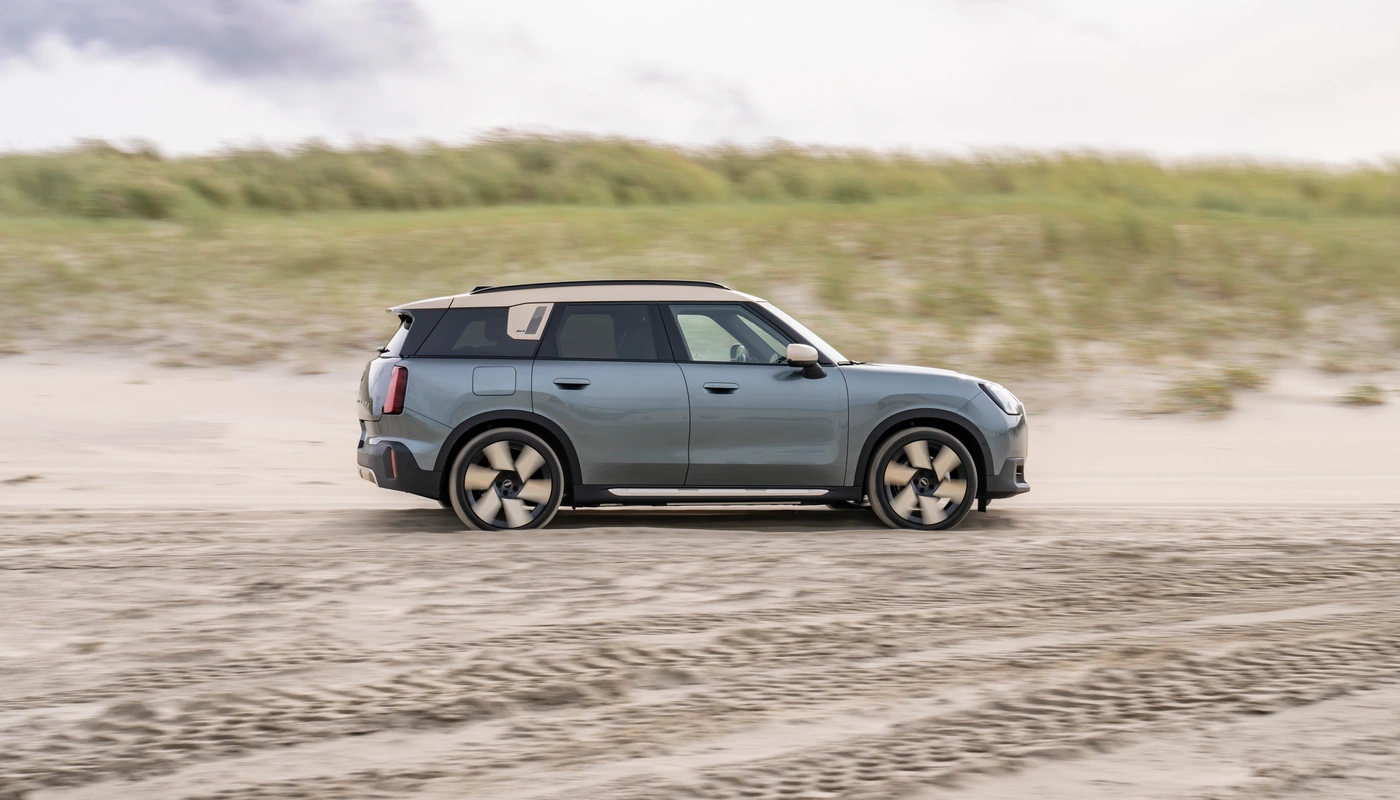 Mini Countryman Se All4 - Contexto Entorno Real Contexto Conduciendo Exterior Lateral Derecha