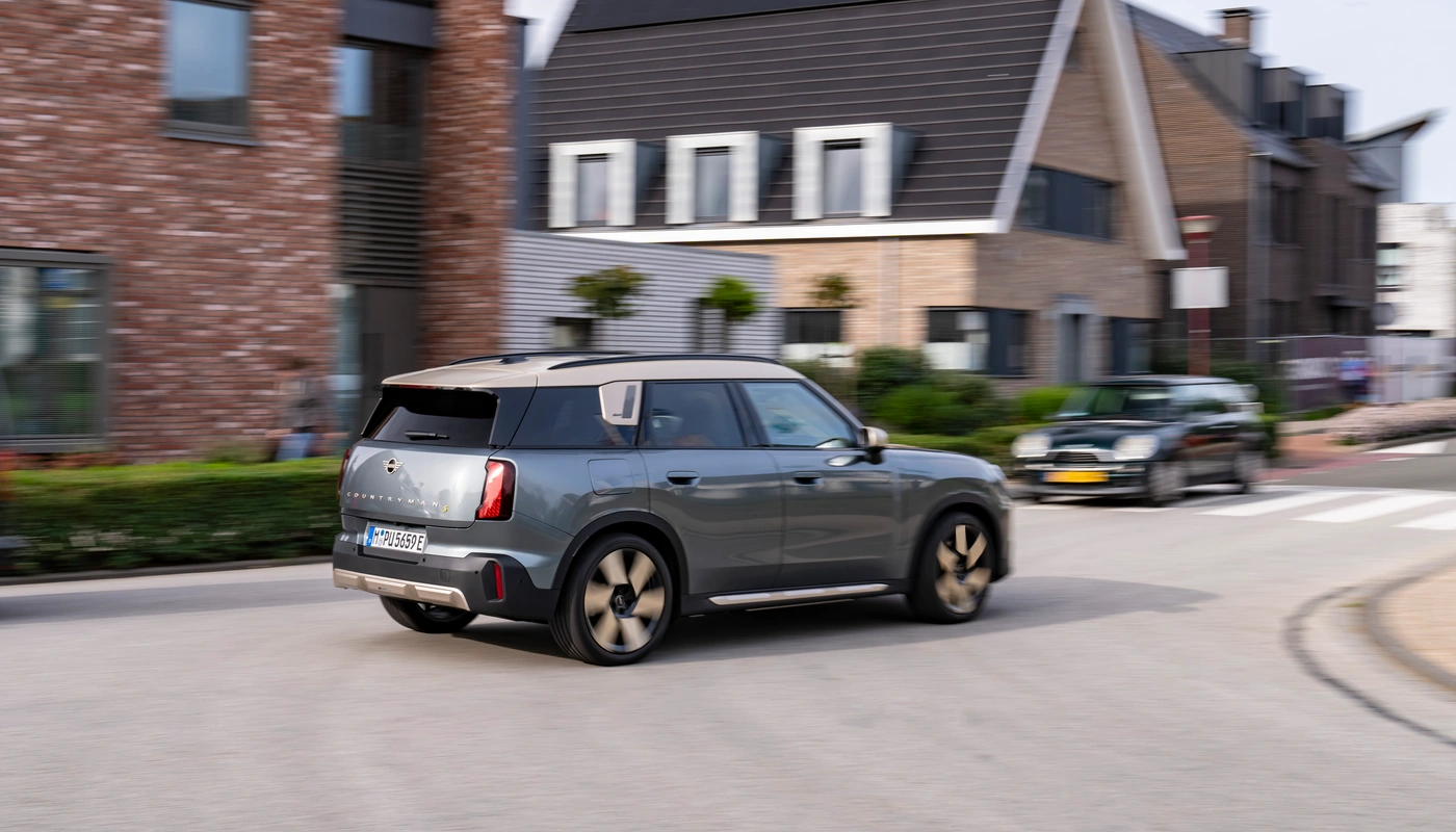 Mini Countryman Se All4 - Contexto Entorno Real Contexto Conduciendo Exterior Trasera Izquierda Exterior Lateral Derecha