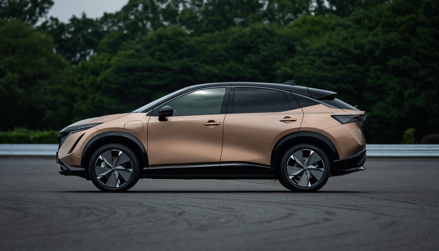 Nissan Ariya Evolve - Contexto Entorno Real Contexto Aparcado Exterior Lateral Izquierda