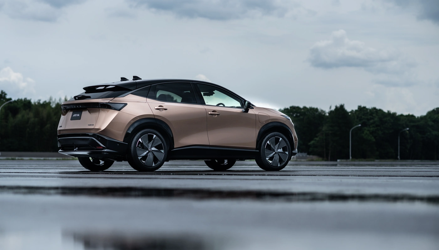 Nissan Ariya Evolve - Contexto Entorno Real Contexto Aparcado Exterior Trasera Izquierda Exterior Lateral Derecha