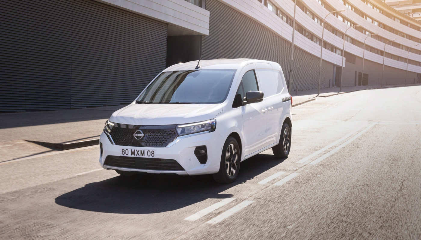 Nissan Townstar Combi Van Premium L1 - Contexto Entorno Real Contexto Conduciendo Exterior Frontal Izquierda