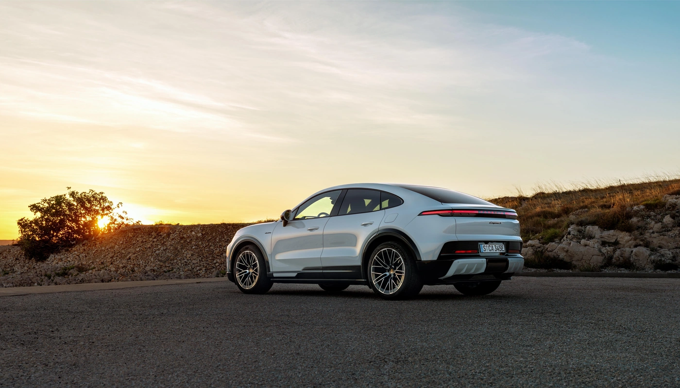 Porsche Cayenne Coupe S Electric - Contexto Entorno Real Contexto Aparcado Exterior Trasera Derecha Exterior Lateral Izquierda