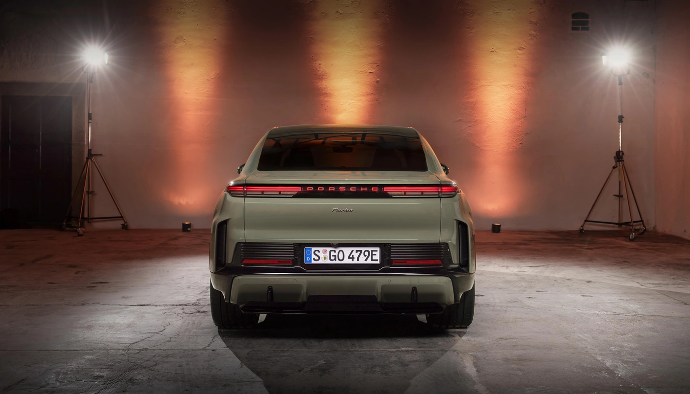 Porsche Cayenne Coupe Turbo Electric - Contexto Estudio Exterior Trasera