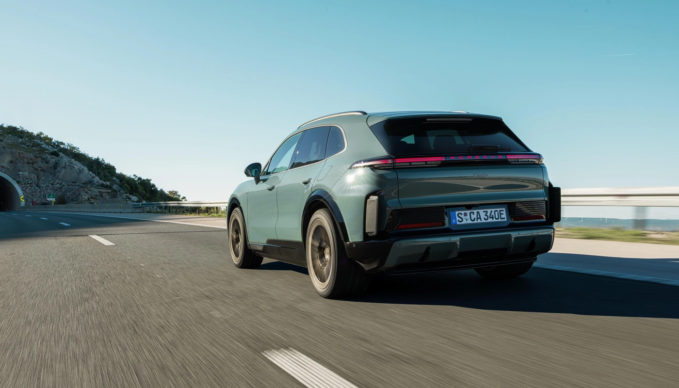 Porsche Cayenne Turbo Electric - Contexto Entorno Real Contexto Conduciendo Exterior Trasera Derecha