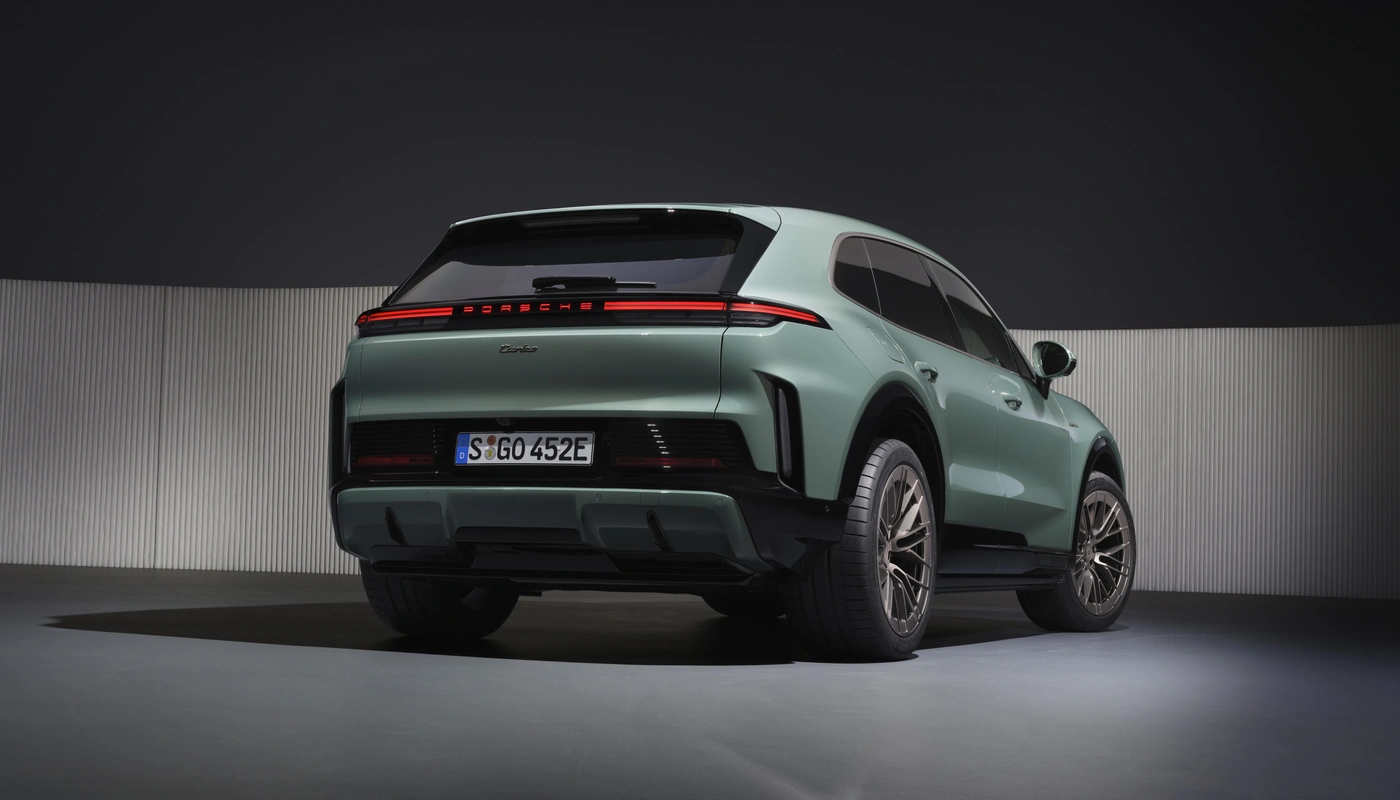 Porsche Cayenne Turbo Electric - Contexto Estudio Exterior Trasera Izquierda