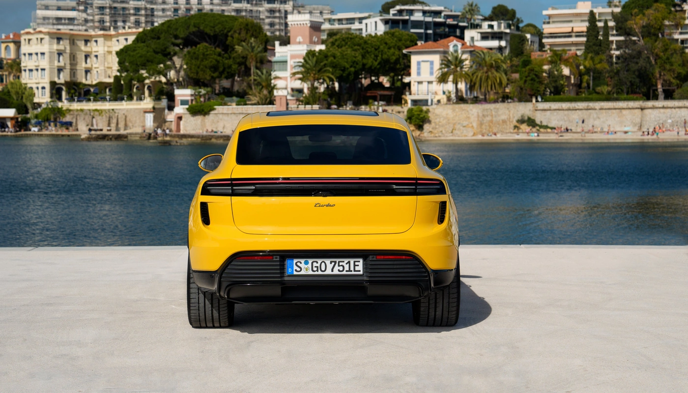 Porsche Macan Turbo - Contexto Entorno Real Contexto Aparcado Exterior Trasera