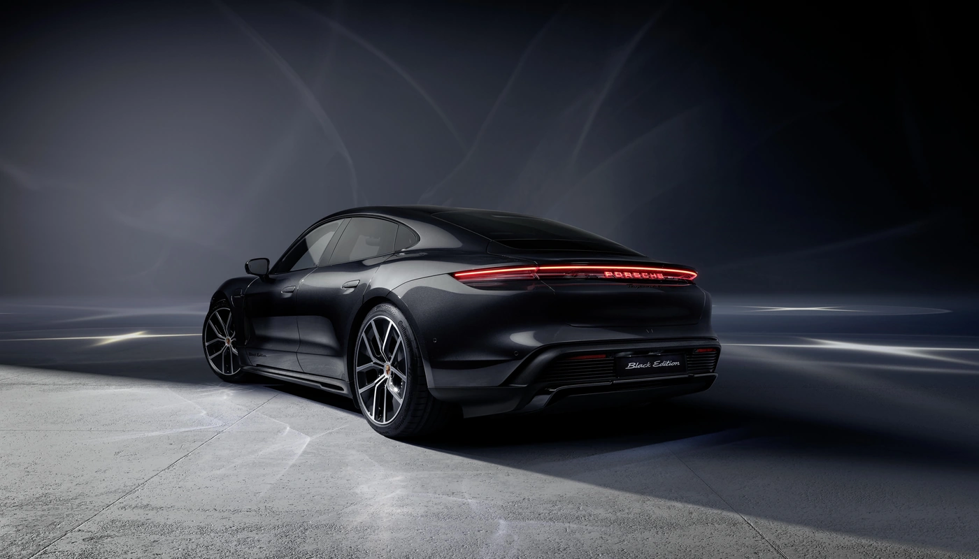 Porsche Taycan 4 Black Edition - Contexto Entorno Real Contexto Aparcado Exterior Trasera Derecha