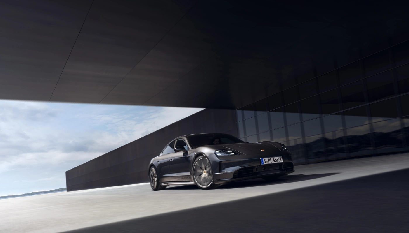 Porsche Taycan 4 Black Edition - Contexto Entorno Real Contexto Conduciendo Exterior Frontal Derecha