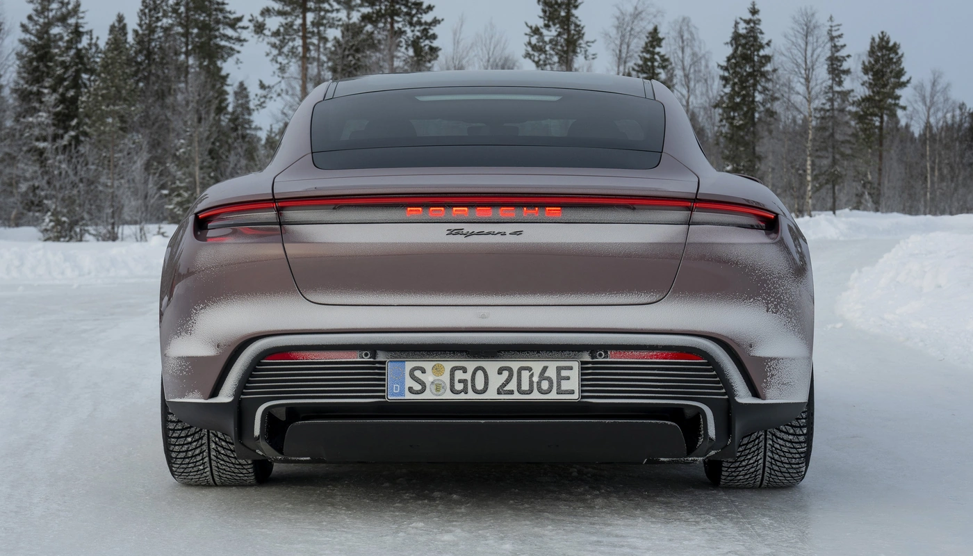 Porsche Taycan 4 - Contexto Entorno Real Contexto Aparcado Exterior Trasera