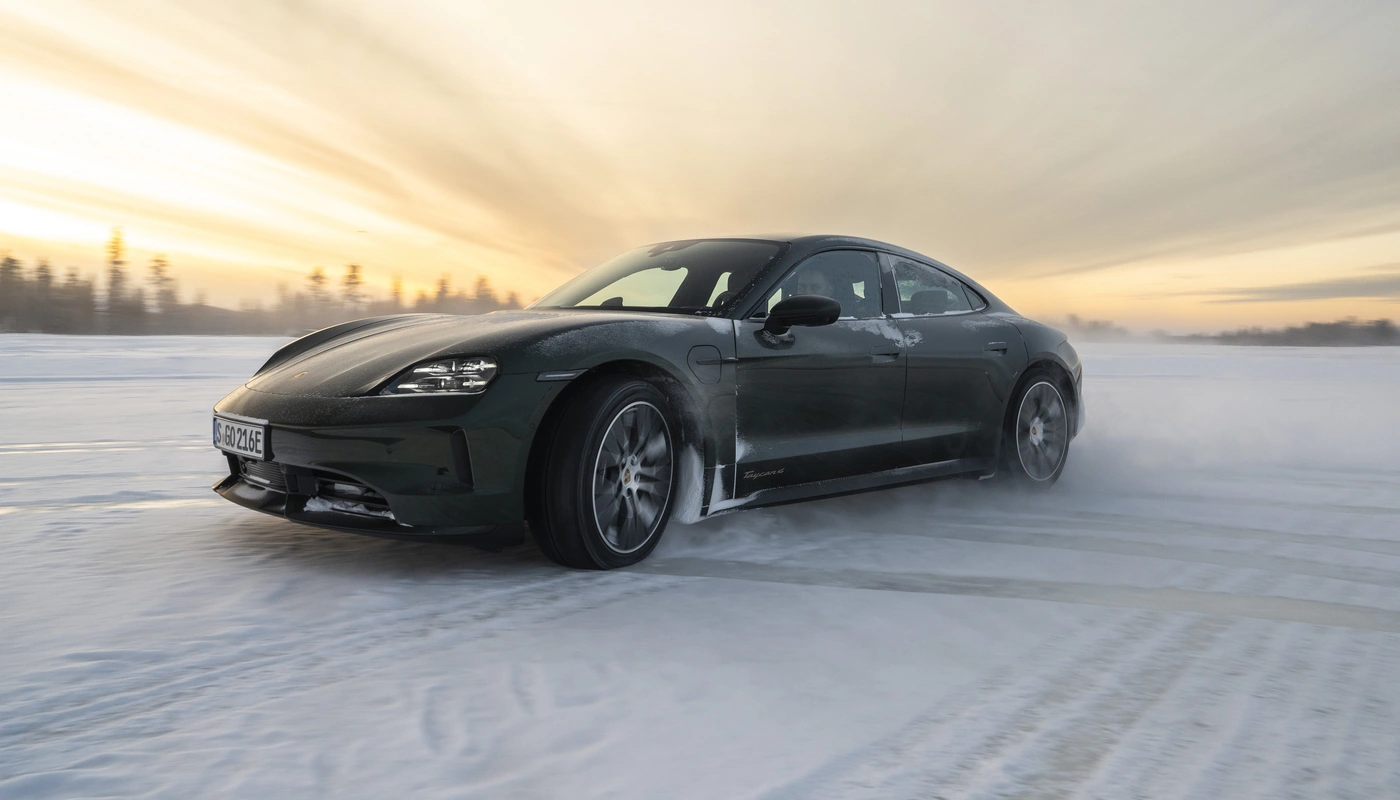 Porsche Taycan 4 - Contexto Entorno Real Contexto Conduciendo Exterior Frontal Izquierda