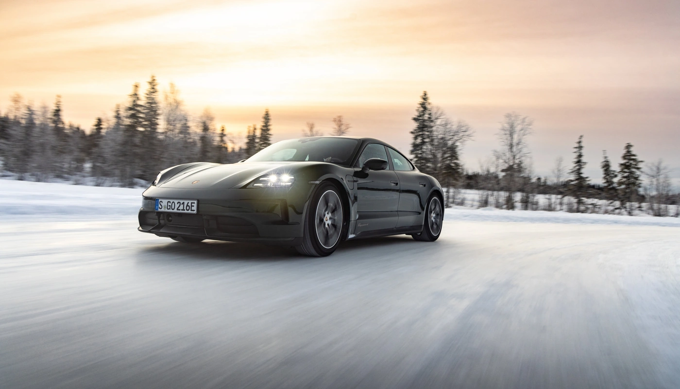 Porsche Taycan 4 - Contexto Entorno Real Contexto Conduciendo Exterior Frontal Izquierda