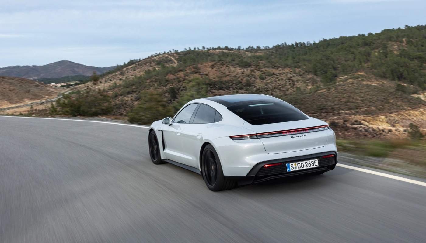 Porsche Taycan 4s - Contexto Entorno Real Contexto Aparcado Exterior Trasera Derecha