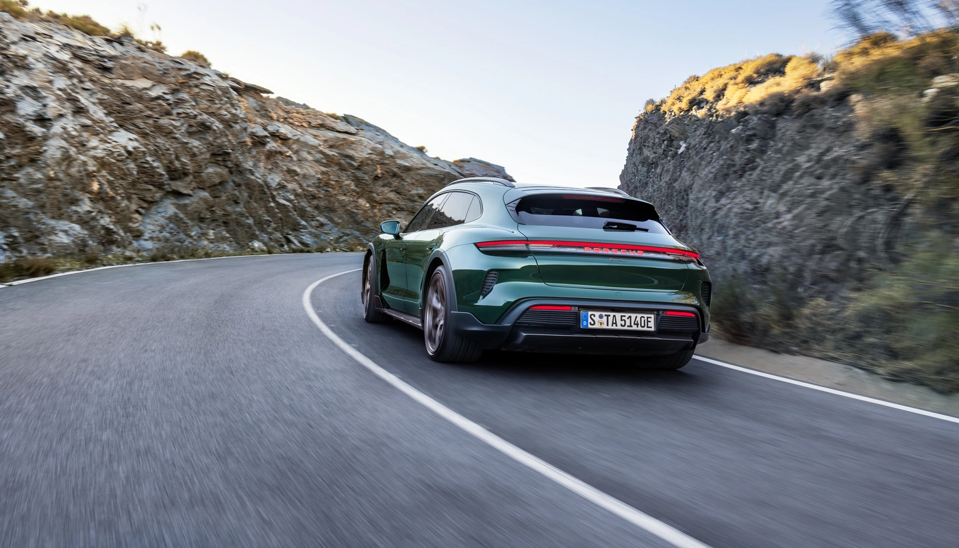 Porsche Taycan Cross Turismo Turbo - Contexto Entorno Real Contexto Conduciendo Exterior Trasera Exterior Trasera Derecha