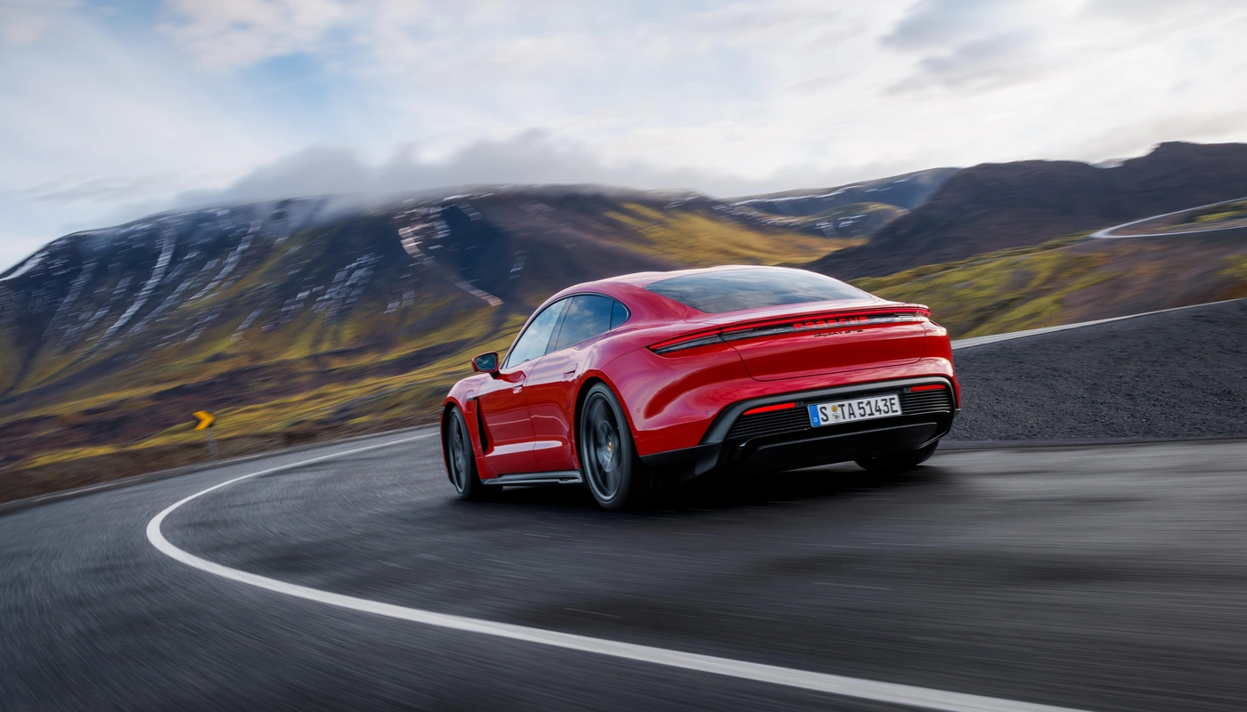 Porsche Taycan Gts - Contexto Entorno Real Contexto Conduciendo Exterior Trasera Exterior Frontal Derecha