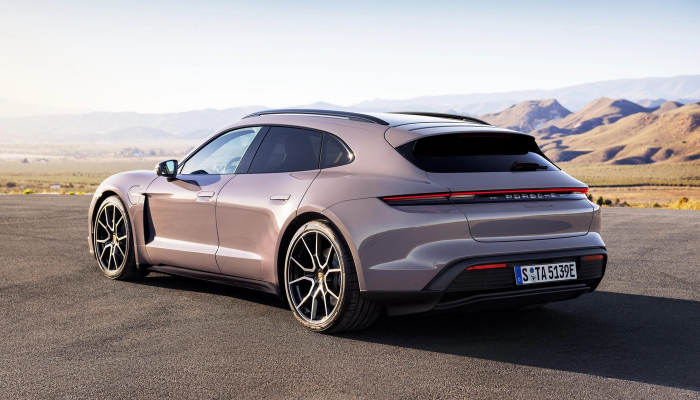 Porsche Taycan Sport Turismo 4s - Contexto Entorno Real Contexto Aparcado Exterior Trasera Derecha Exterior Lateral Izquierda