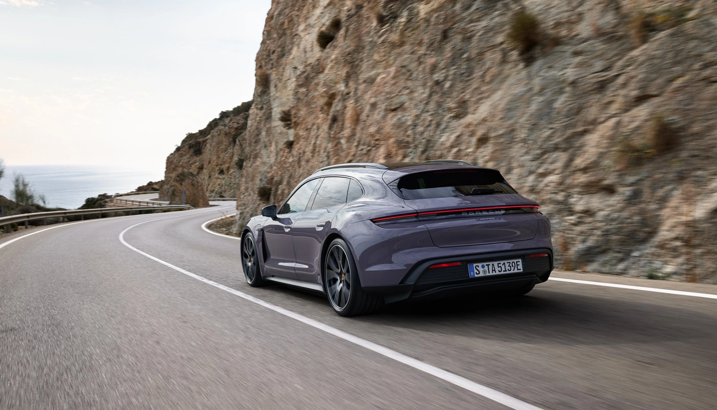 Porsche Taycan Sport Turismo 4s - Contexto Entorno Real Contexto Conduciendo Exterior Trasera Derecha