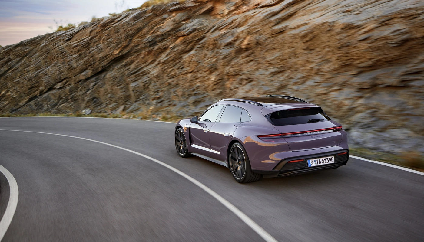 Porsche Taycan Sport Turismo 4s - Contexto Entorno Real Contexto Conduciendo Exterior Trasera Derecha