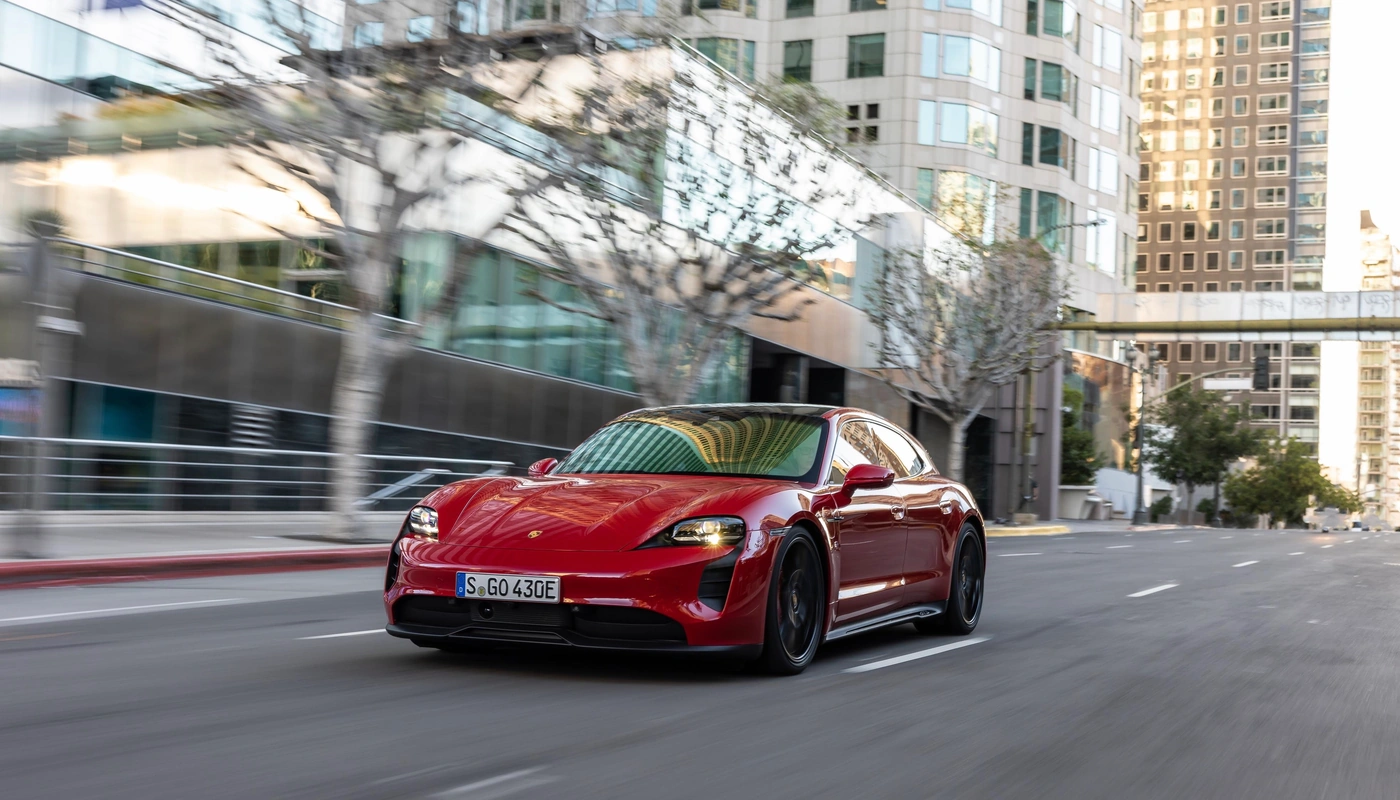 Porsche Taycan Sport Turismo Gts - Contexto Entorno Real Contexto Conduciendo Exterior Frontal Izquierda