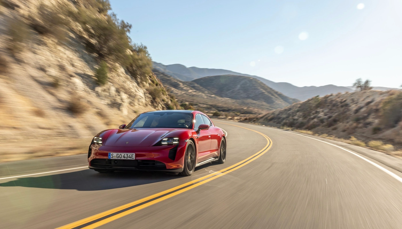 Porsche Taycan Sport Turismo Gts - Contexto Entorno Real Contexto Conduciendo Exterior Frontal Izquierda