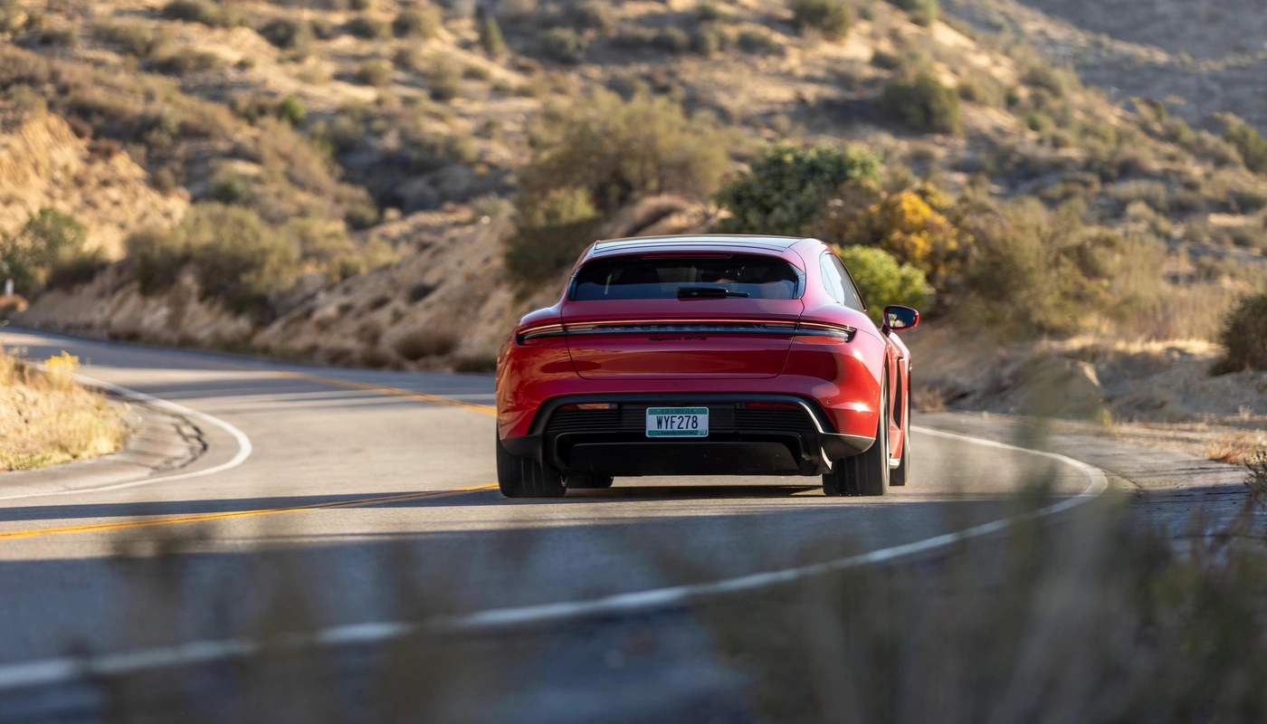 Porsche Taycan Sport Turismo Gts - Contexto Entorno Real Contexto Conduciendo Exterior Trasera