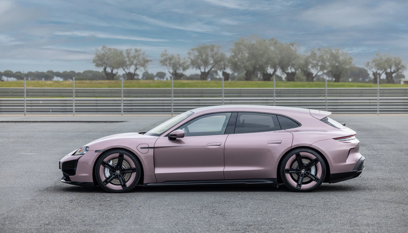 Porsche Taycan Sport Turismo Turbo - Contexto Entorno Real Contexto Aparcado Exterior Lateral Izquierda