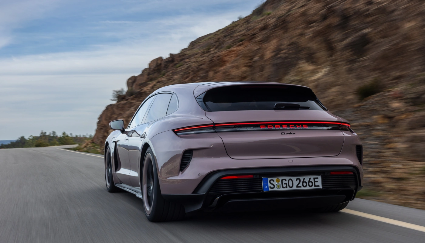 Porsche Taycan Sport Turismo Turbo - Contexto Entorno Real Contexto Conduciendo Exterior Trasera