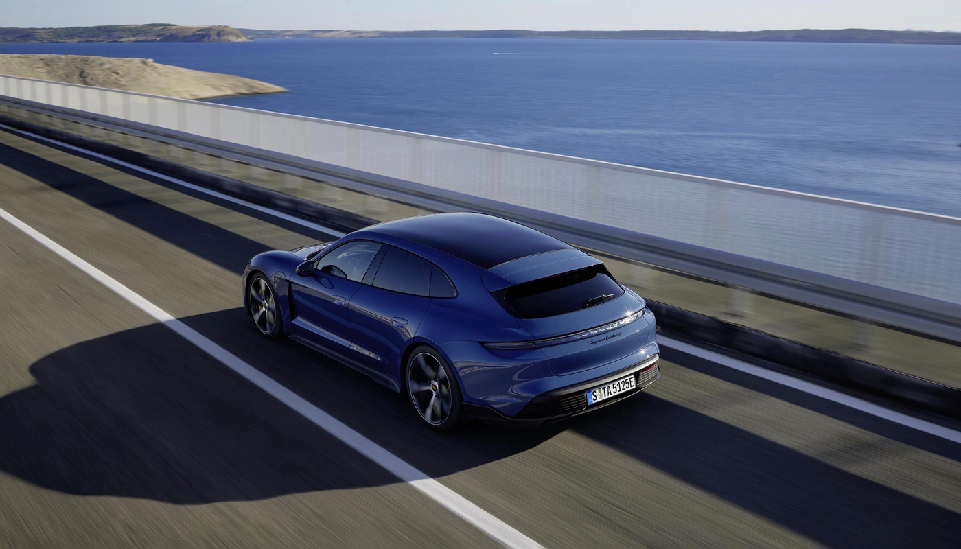 Porsche Taycan Sport Turismo Turbo S - Contexto Entorno Real Contexto Conduciendo Exterior Trasera Derecha