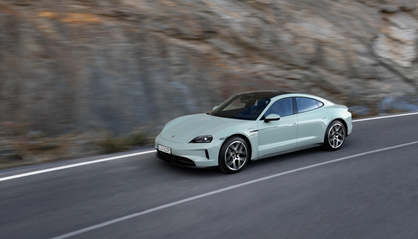 Porsche Taycan Standard - Contexto Conduciendo Exterior Frontal Izquierda