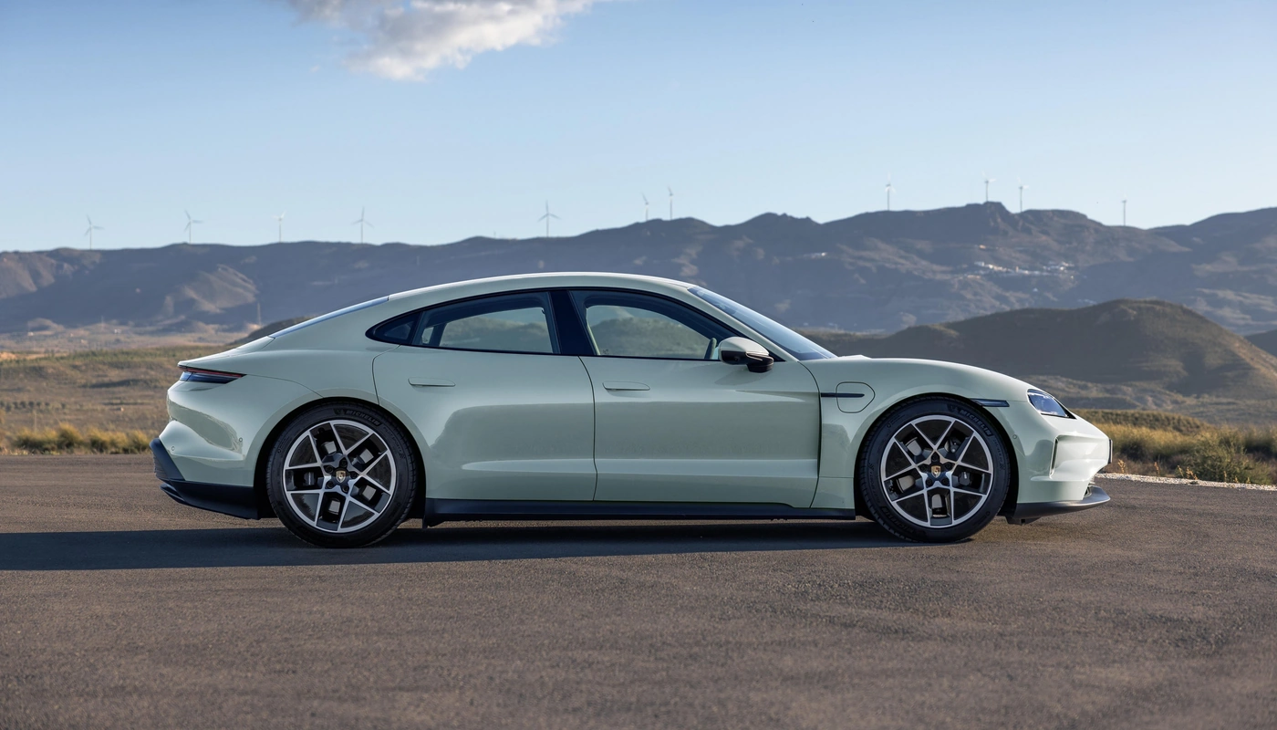 Porsche Taycan Standard - Contexto Entorno Real Contexto Aparcado Exterior Lateral Derecha