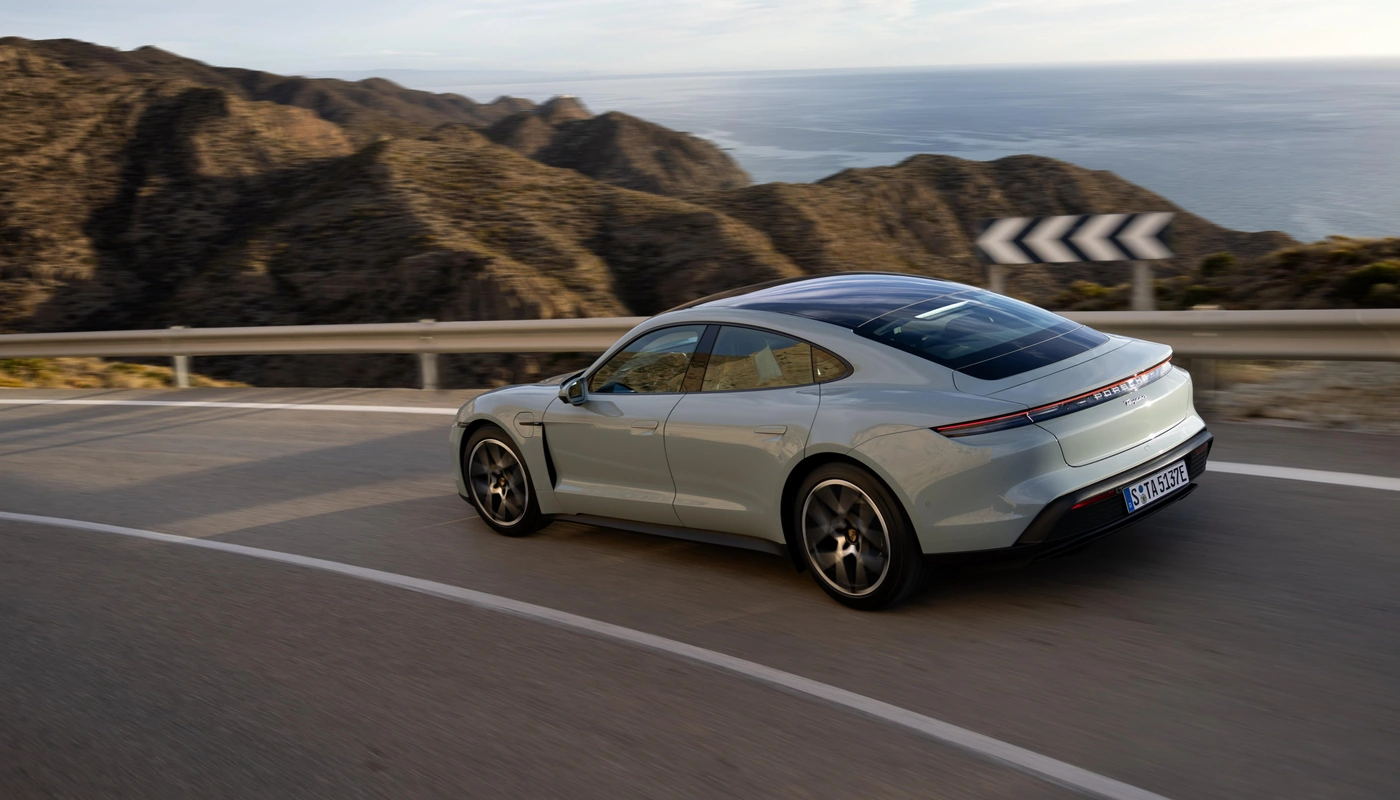 Porsche Taycan Standard - Contexto Entorno Real Contexto Conduciendo Exterior Trasera Derecha Exterior Lateral Izquierda