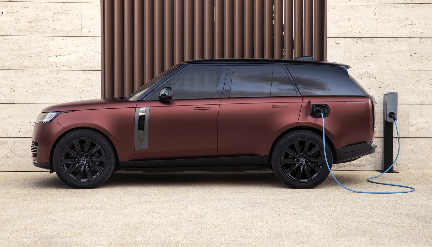 Range Rover Range Rover Ev550 - Contexto Entorno Real Contexto Aparcado Exterior Lateral Izquierda Carga Puerto Y Cable