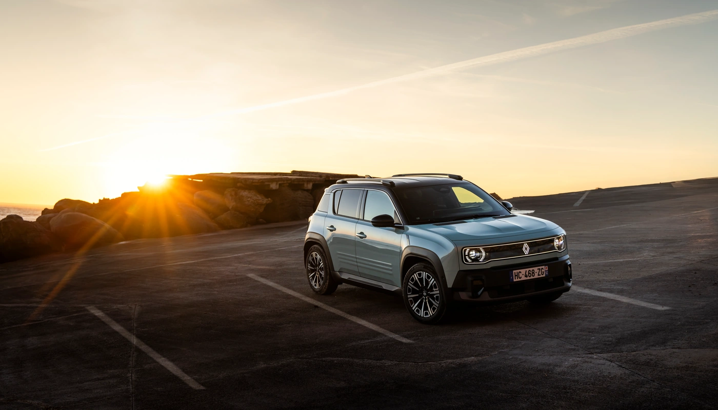 Renault 4 Iconic - Contexto Entorno Real Contexto Aparcado Exterior Frontal Derecha Exterior Lateral Derecha Exterior Superior