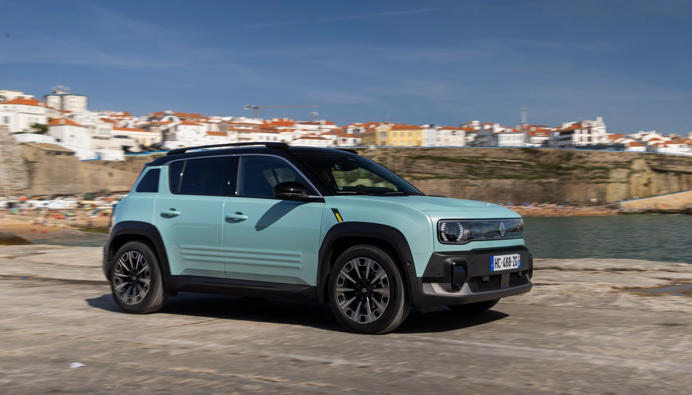 Renault 4 Iconic - Contexto Entorno Real Contexto Aparcado Exterior Lateral Derecha