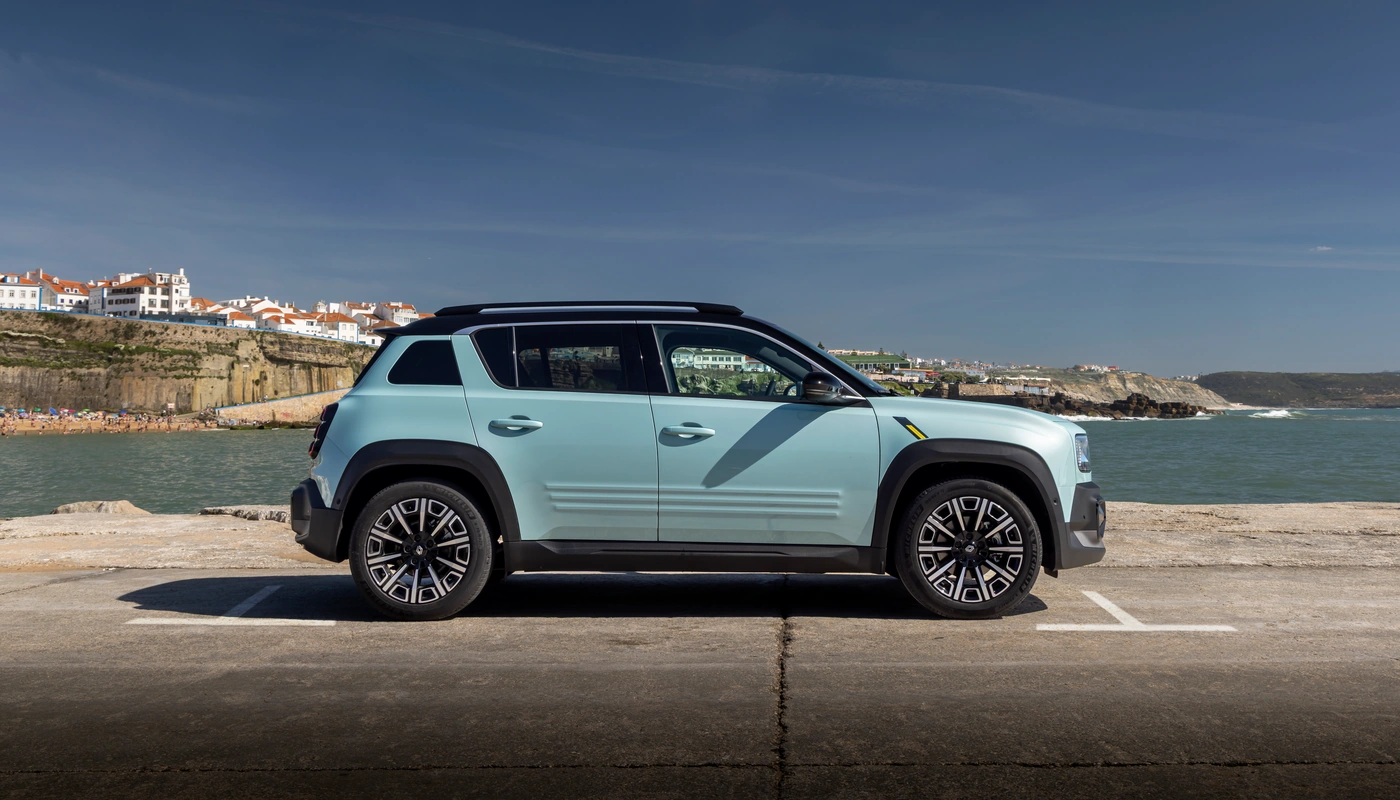 Renault 4 Iconic - Contexto Entorno Real Contexto Aparcado Exterior Lateral Derecha