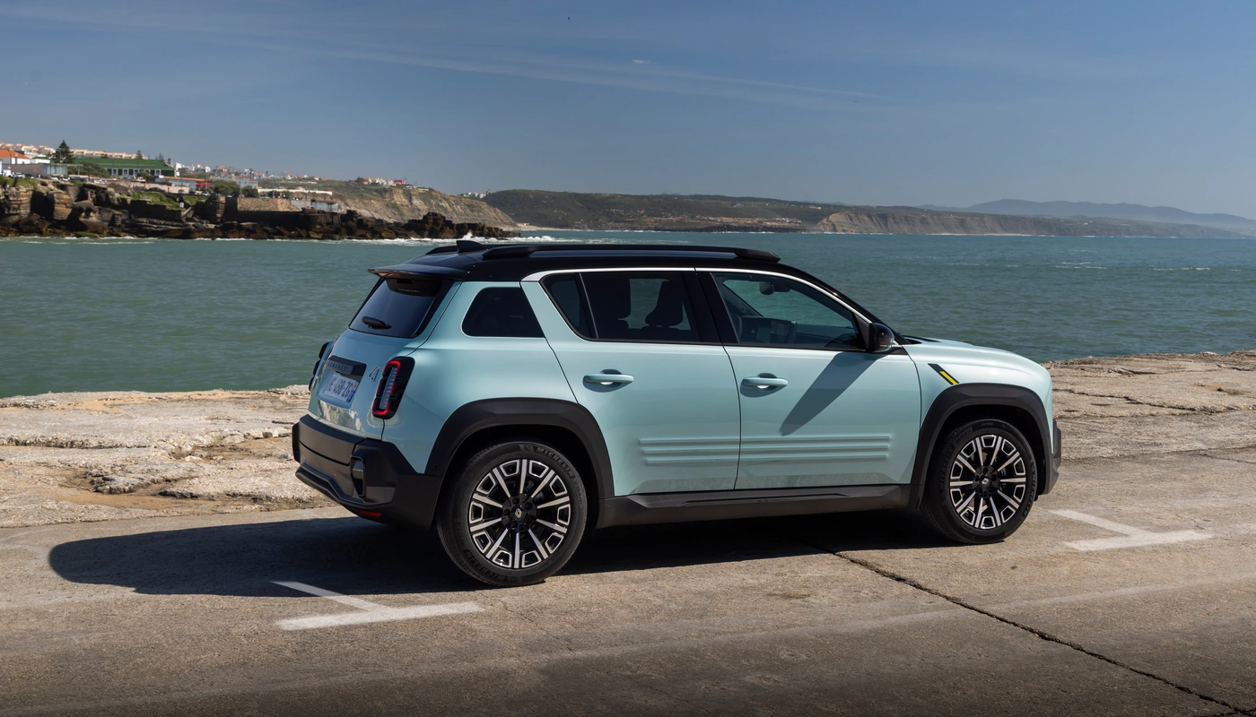 Renault 4 Iconic - Contexto Entorno Real Contexto Aparcado Exterior Lateral Derecha