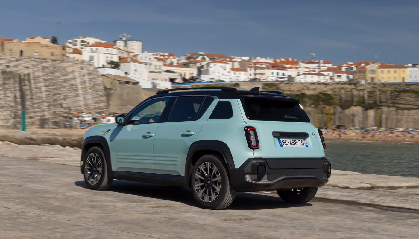 Renault 4 Iconic - Contexto Entorno Real Contexto Aparcado Exterior Trasera Derecha Exterior Lateral Izquierda