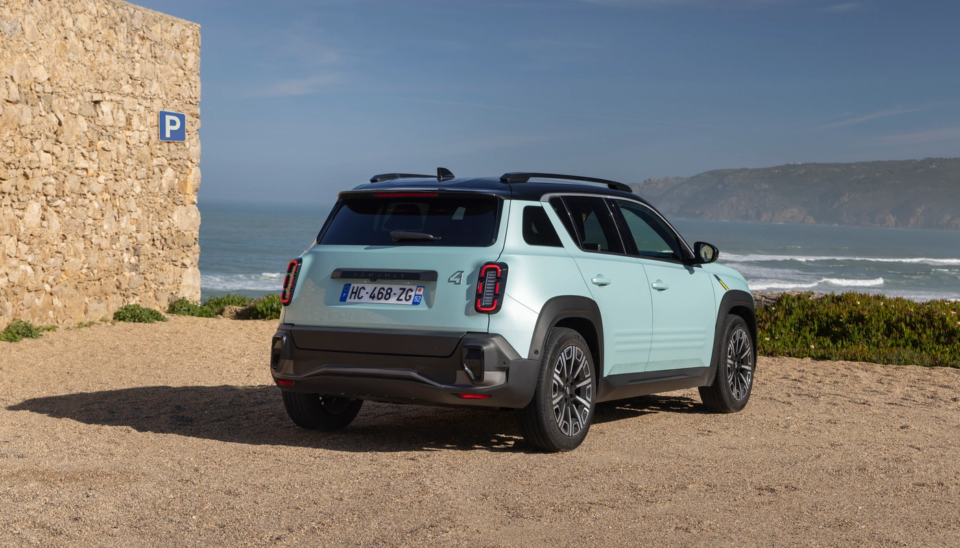 Renault 4 Iconic - Contexto Entorno Real Contexto Aparcado Exterior Trasera Izquierda